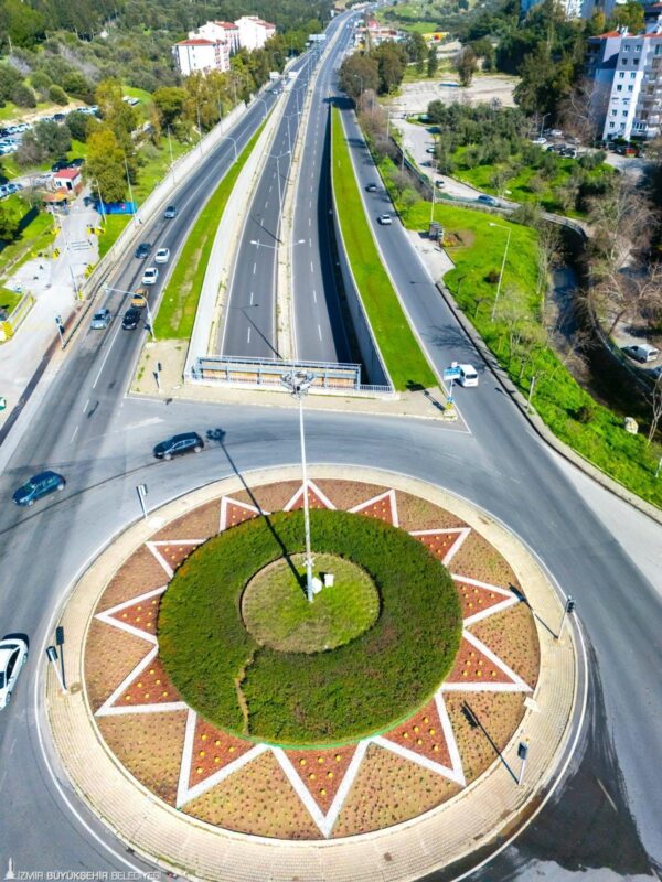 İzmir Büyükşehir Belediyesi, kavşak ve refüjler başta olmak üzere kamusal