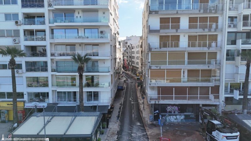
İzmir Büyükşehir Belediyesi, Alsancak’ta altyapı çalışmaları tamamlanan sokaklarda günlük yaşamı