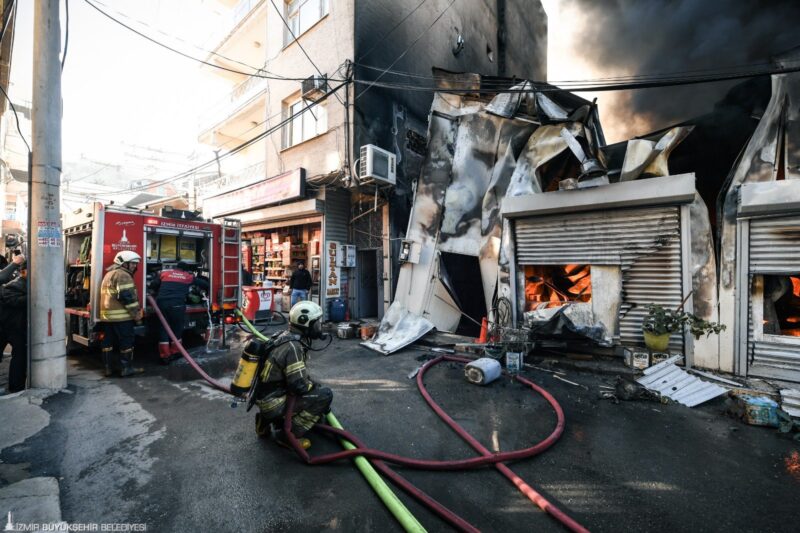 İzmir’in Buca ilçesinde yoğurt üretimi yapılan iş yerinde çıkan yangın,