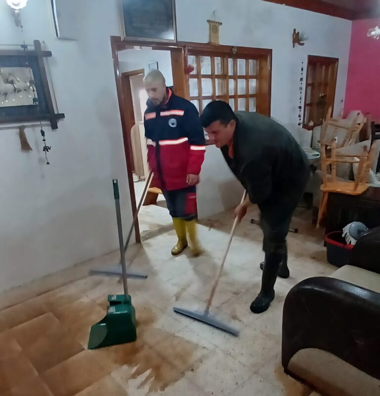Menderes Belediyesi tarafından aşırı yağışlar sonrası zarar gören evlerde temizlik