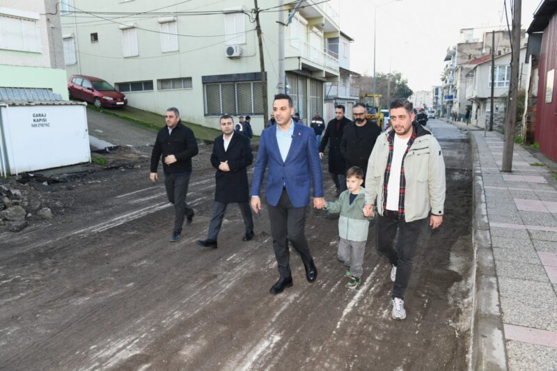 Çiğli Belediyesi, ilçedeki asfalt ihtiyacını karşılamak üzere sahada çalışmalarını aralıksız