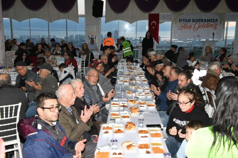 Çiğli Belediyesi, Ramazan ayının manevi atmosferini paylaşmak amacıyla düzenlediği iftar