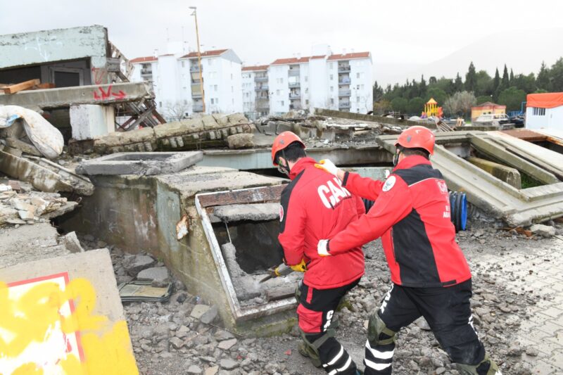 
Çiğli’de olası afetlere karşı hazırlık çalışmaları aralıksız sürüyor. Çiğli Arama