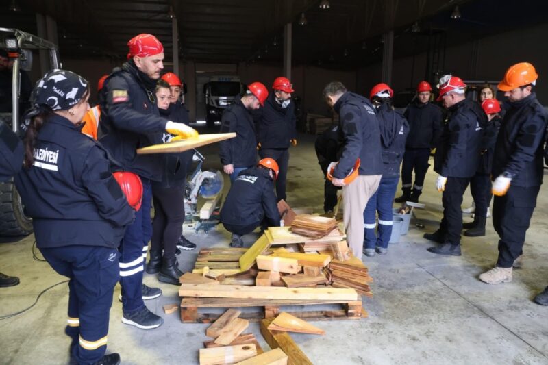 Bayraklı Belediyesi Afet İşleri ve Risk Yönetimi Müdürlüğü bünyesinde görev