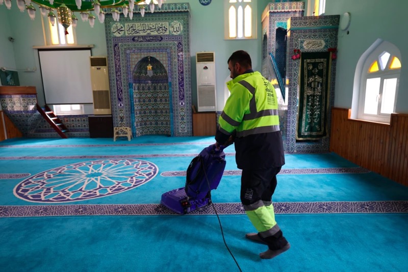 Çeşme Belediyesi Temizlik İşleri Müdürlüğü ekipleri, yaklaşan Ramazan ayı öncesinde