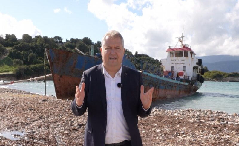 Urla’nın Demircili Koyu’nda izinsiz şekilde kıyıya çekilen hurda gemiye yönelik