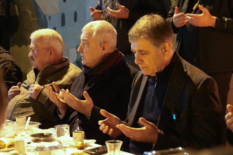Ramazan’ın birlik ve dayanışma ruhu Halilbeyli’de kurulan sahur sofrasında pekişti
İzmir