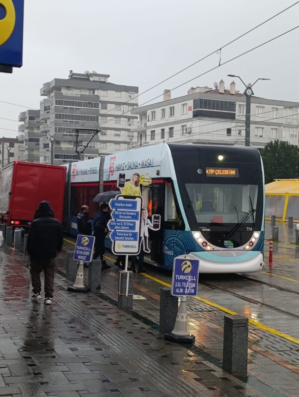 Çiğli’de tramvay seferleri, hat üzerinde yaşanan kaza nedeniyle yaklaşık 40