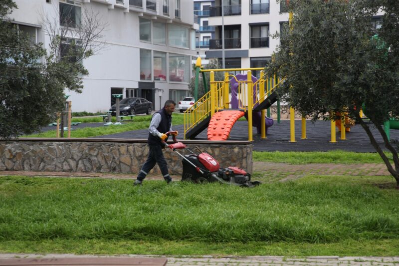 Çiğli Belediyesi, ilçenin dört bir yanında yürüttüğü temizlik çalışmalarına aralıksız