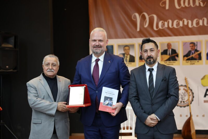 
Menemen Belediyesi Kültür Merkezi'nde aşıklar geçidi yaşandı. 12 aşık ve