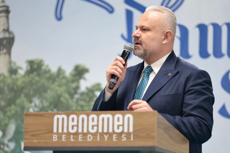 
Menemen Belediyesi çalışanları iftar sofrasında buluştu. Tüm birimlerden personellerin aileleriyle