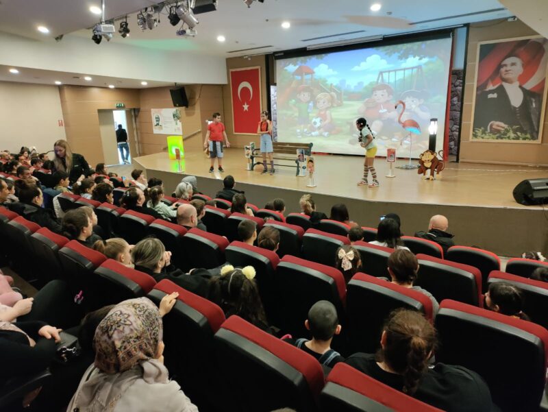 Çiğli Belediyesi, hafta sonunu çocuklara tiyatro şöleniyle taçlandırdı. Kültür, Sanat