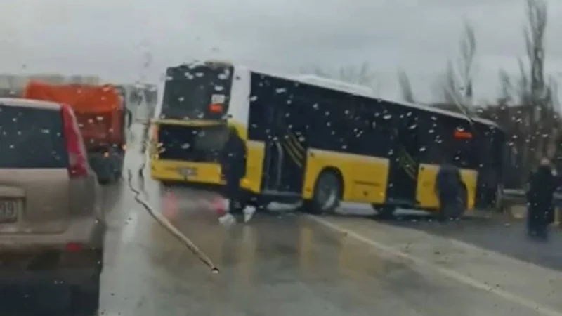 E5 kara yolu Güzelce mevkiinde İETT otobüsü yoldan çıkarak bariyerlere