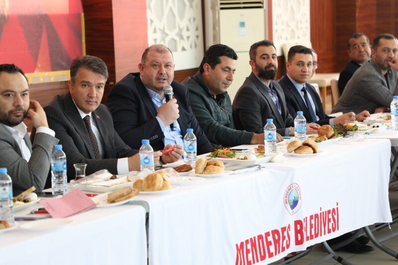 Menderes Belediye Başkanı İlkay Çiçek, ilçenin muhtarları ile kahvaltılı toplantıda