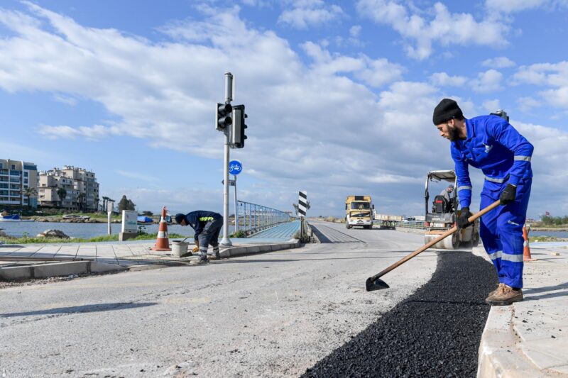 İzmir Büyükşehir Belediyesi, kent trafiğinde uzun araç kuyruklarına neden olan