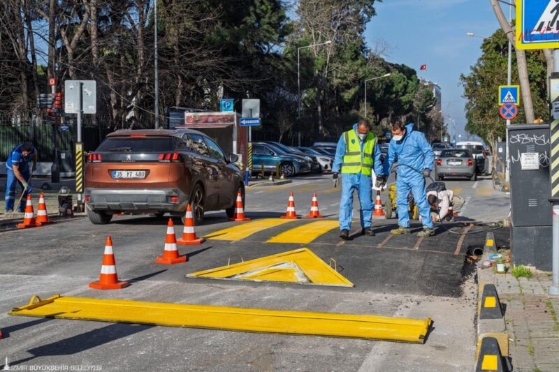 İzmir Büyükşehir Belediyesi, Vasıf Çınar Bulvarı’nda yayaların güvenliğini artırmak için