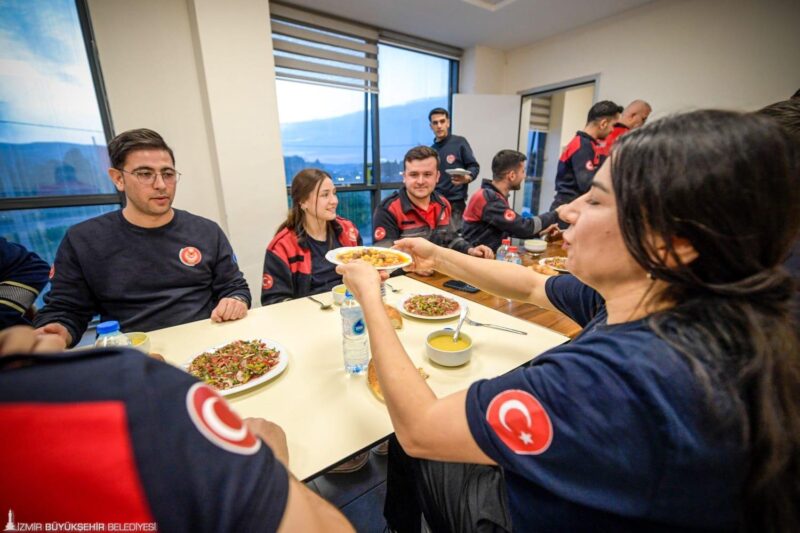 İzmir Büyükşehir Belediyesi İtfaiye Dairesi Başkanlığı’nda ekip ruhu yalnızca sahada