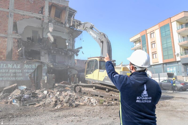 İzmir Büyükşehir Belediyesi, Karşıyaka’da Kemal Baysak Bulvarı’nı İZBAN hattı üzerinden