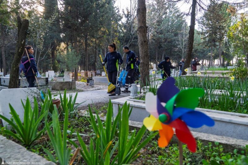 İzmir Büyükşehir Belediyesi, Ramazan Bayramı öncesinde kent genelindeki mezarlıklarda bakım