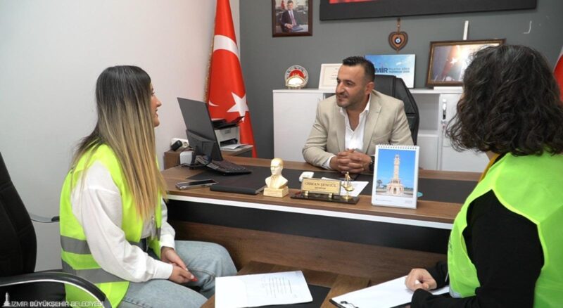 İzmir Büyükşehir Belediyesi, kent genelinde hizmet veren 1296 muhtar ile