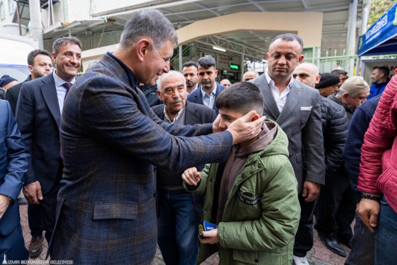 İzmir Büyükşehir Belediye Başkanı Dr. Cemil Tugay, Ramazan Bayramı’nı Buca’da karşıladı.