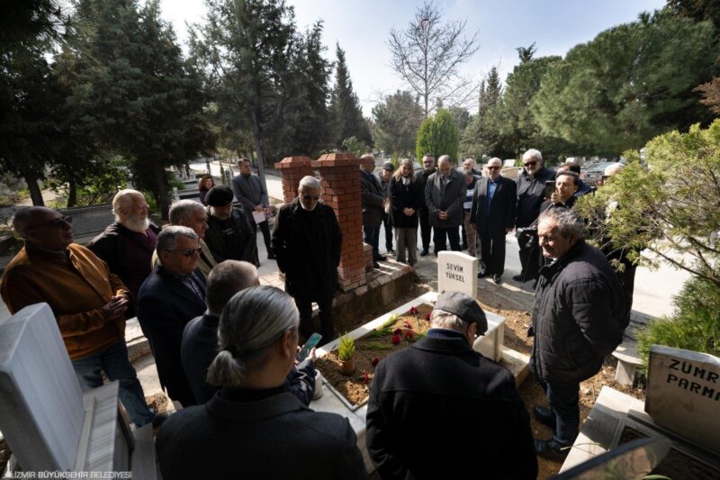 Gazeteci Okan Yüksel, ölümünün birinci yılında mezarı başında anıldı. İzmir