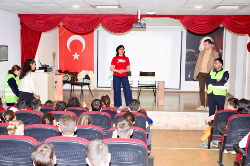 Bayraklı Belediyesi, 30 Mart Uluslararası Sıfır Atık Günü kapsamında ilkokul