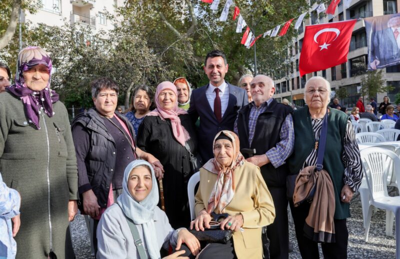 Bayraklı Belediyesi, Yaşlılar Haftası kapsamında ilçede yaşayan yaş almış büyükler