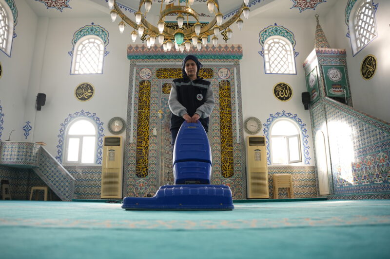 Kemalpaşa Belediyesi Ramazan ayında ilçe genelindeki 80 camide temizlik, bakım,