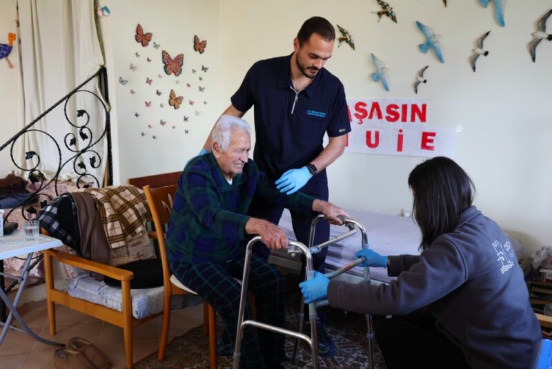 Çeşme Belediyesi, bayram öncesinde yaş almış ve özel gereksinimli vatandaşların