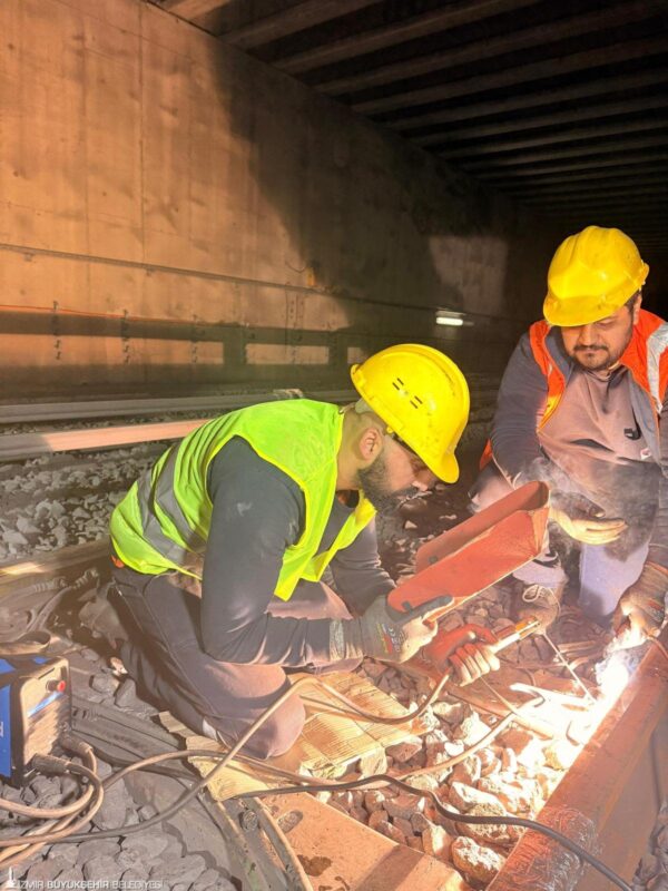 
İzmir Büyükşehir Belediyesi, İzmir Metrosu’nda bakım ve iyileştirme çalışmalarını sürdürüyor.