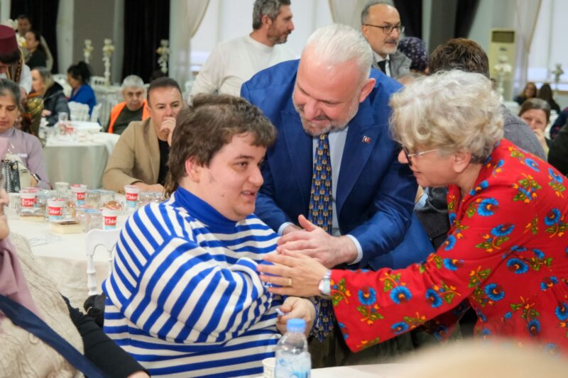 Menemen Belediye Başkanı Aydın Pehlivan, Ramazan Ayı iftar programlarında Menemenlilerle