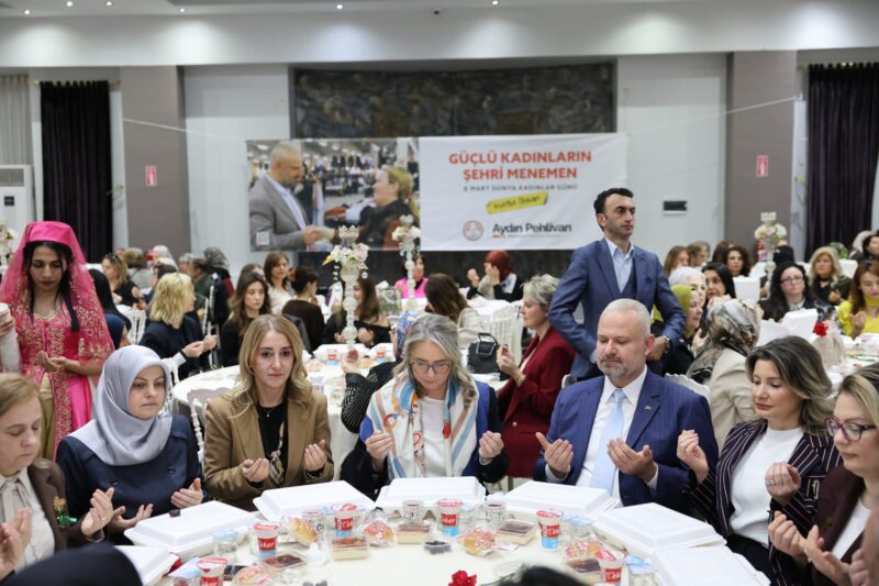 Menemenli kadınlar 8 Mart Dünya Kadınlar Günü'nü, iftar programıyla karşıladı.