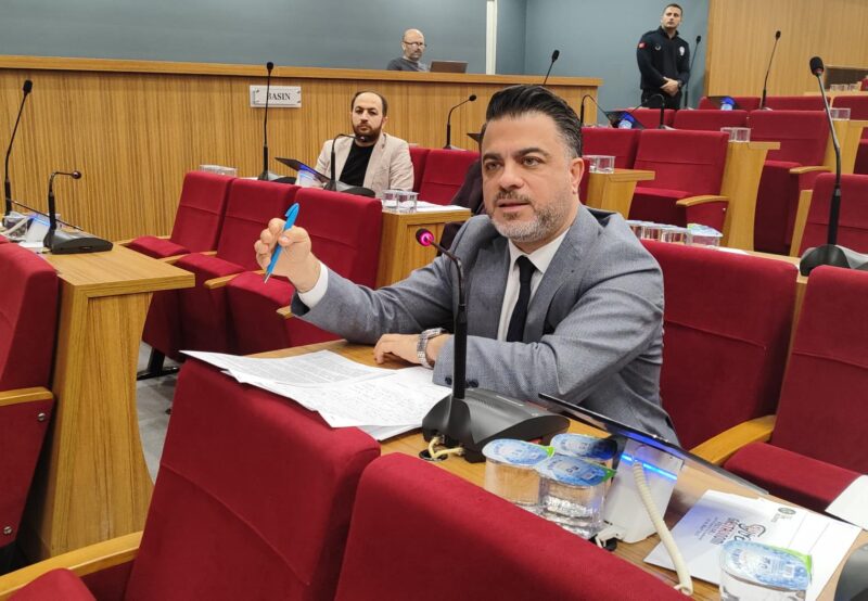 İzmir Büyükşehir Belediye Meclisi’nde, komisyonlardan CHP’nin oy çokluğu ile gelen