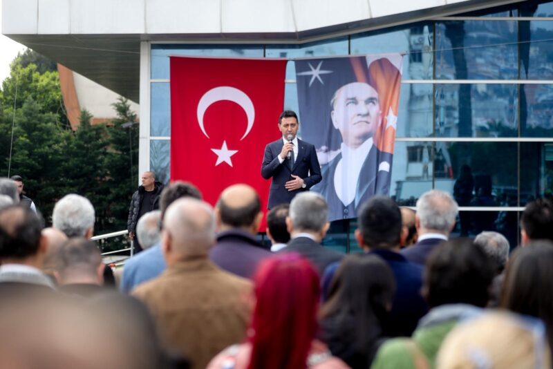 Bayraklı Belediye Başkanı İrfan Önal, Ramazan Bayramı dolayısıyla düzenlenen programda