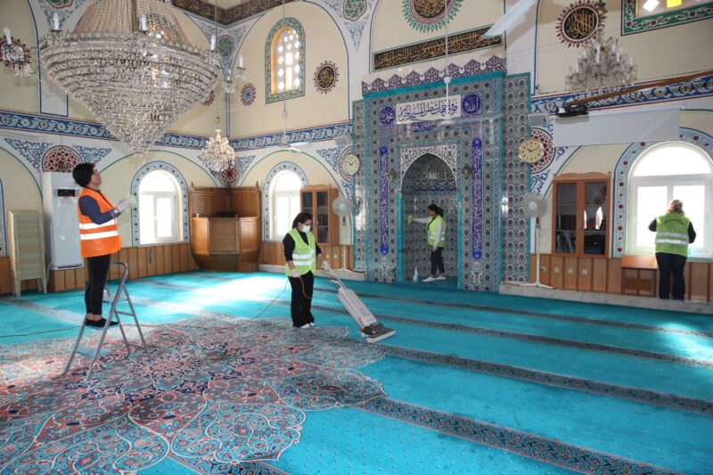 Çiğli Belediyesi, Ramazan Bayramı öncesinde ilçe genelindeki cami ve mezarlıklarda