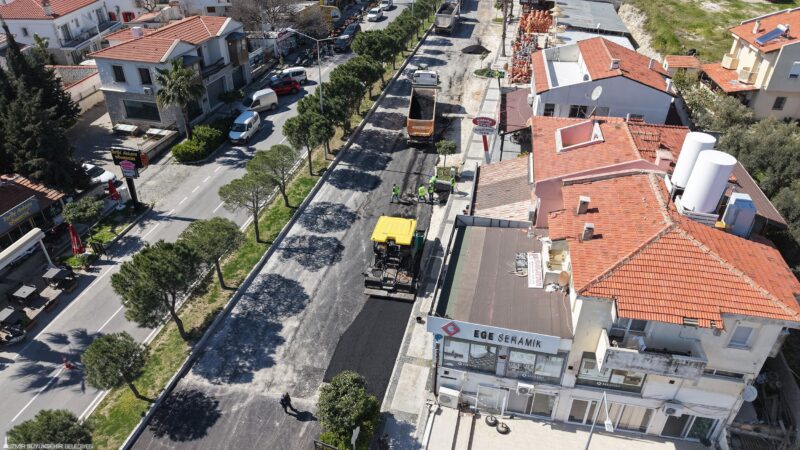 İzmir Büyükşehir Belediyesi, yaz sezonu öncesi Çeşme’nin yollarında yenileme çalışmalarına