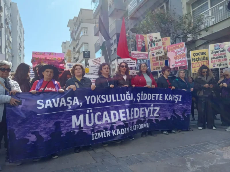 İzmir Kadın Platformu’nun çağrısıyla binlerce kadın, 8 Mart Dünya Emekçi