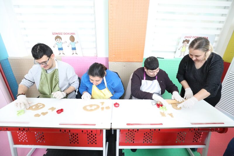 Menderes Belediyesi, Ferdi Zeyrek Engelsiz Çocuk Evi’nde engelli bireyler ve