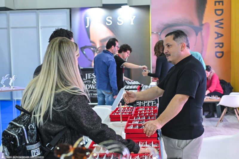 İzmir’de düzenlenen Optic World Fuarı’nda uzmanlar, özellikle çocuklarda hızla artan