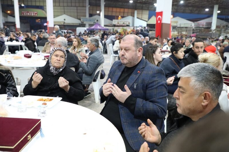Menderes Belediyesi’nin Çanakkale şehitleri ve tüm şehitler adına düzenlediği iftar