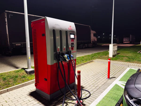 Akaryakıt fiyatlarına bir zam daha geldi. Gece yarısından itibaren motorine