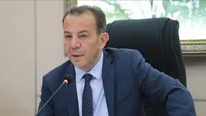 Tanju Özcan, Bolu Belediyesi’ne yönelik “irtikap” soruşturması kapsamında gözaltına alınmasının