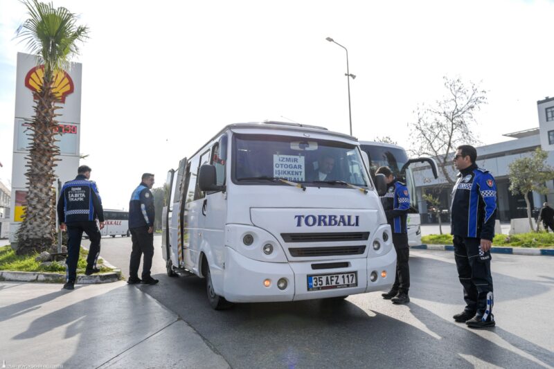 İzmir Büyükşehir Belediyesi zabıta ekipleri, Ramazan Bayramı öncesinde toplu taşıma