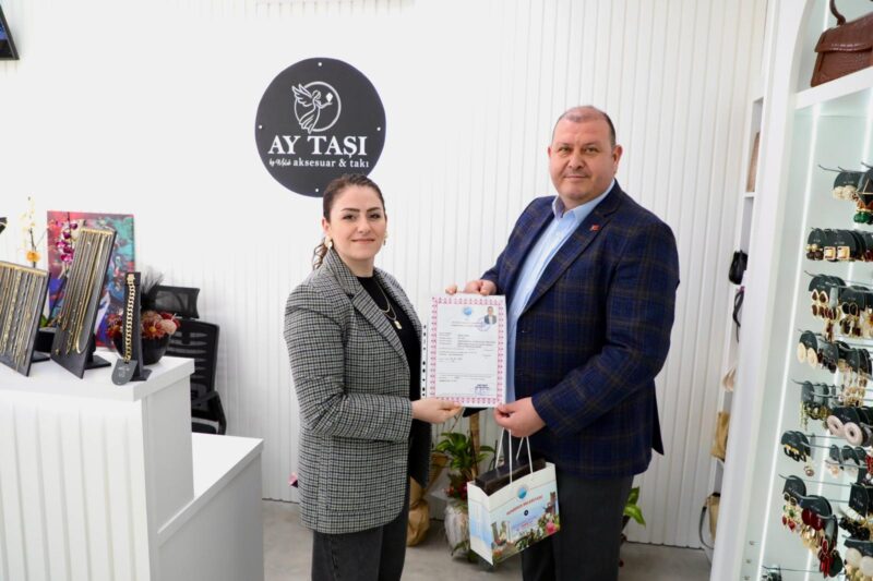 Menderes Belediye Başkanı İlkay Çiçek, eşi Melek Çiçek’in yeni iş