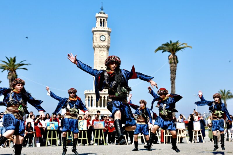 İzmir’de, 23 Nisan Ulusal Egemenlik ve Çocuk Bayramı ile Türkiye
