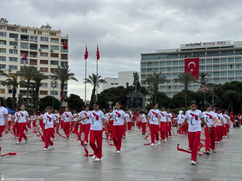 23 Nisan Ulusal Egemenlik ve Çocuk Bayramı nedeniyle İzmir’de Cumhuriyet