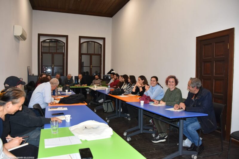 İzmir Büyükşehir Belediyesi’nin çatısı altında faaliyet gösteren Akdeniz Akademisi’nde Demokrasi