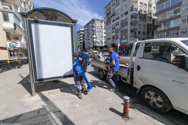 
İzmir Büyükşehir Belediyesi ESHOT Genel Müdürlüğü’nün başlattığı uygulamayla otobüs durakları