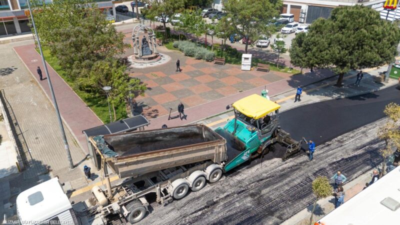 İzmir Büyükşehir Belediyesi Karşıyaka Girne Bulvarı’nda yol yenileme çalışması başlattı.